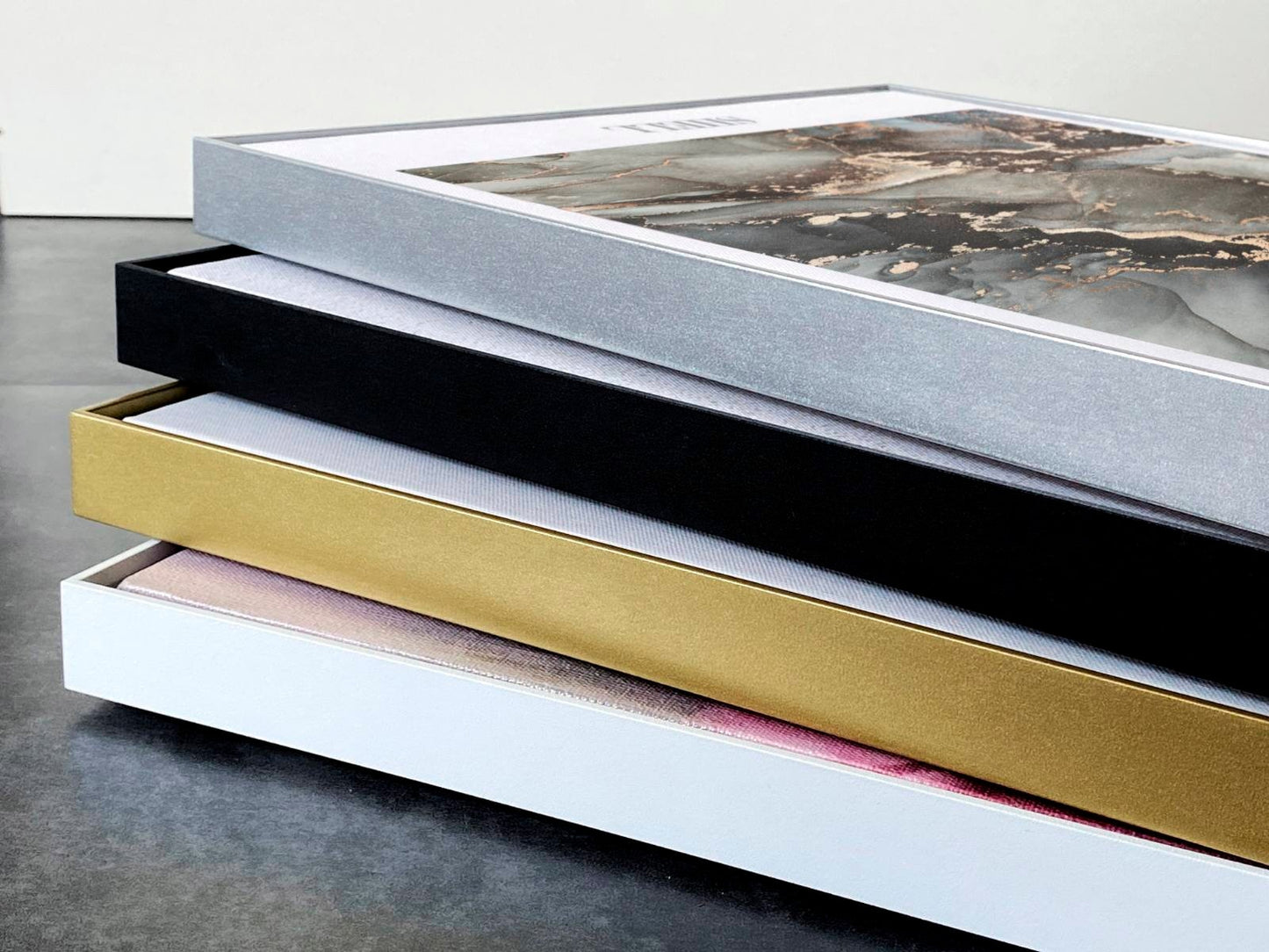 Abstrakte Welle druckbare Wandkunst, trendiges schwarz-gold gerahmtes horizontales Gemälde, extra großes schwebendes Rahmenwandbild mit goldener Welle